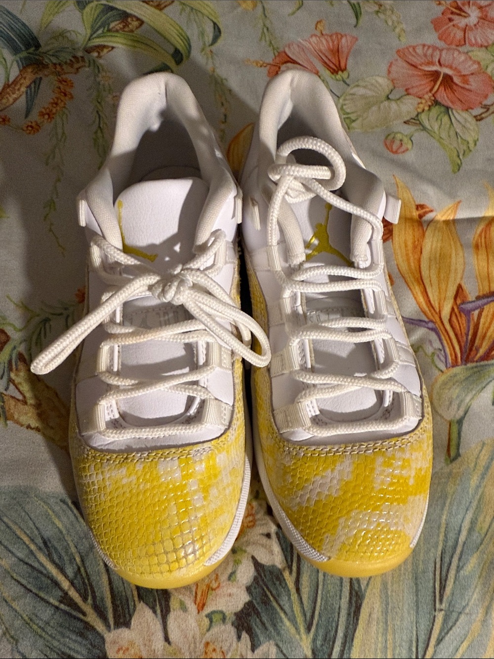 Jordan Kids Low-Top Sneakers in White and Yellow Snake-Print